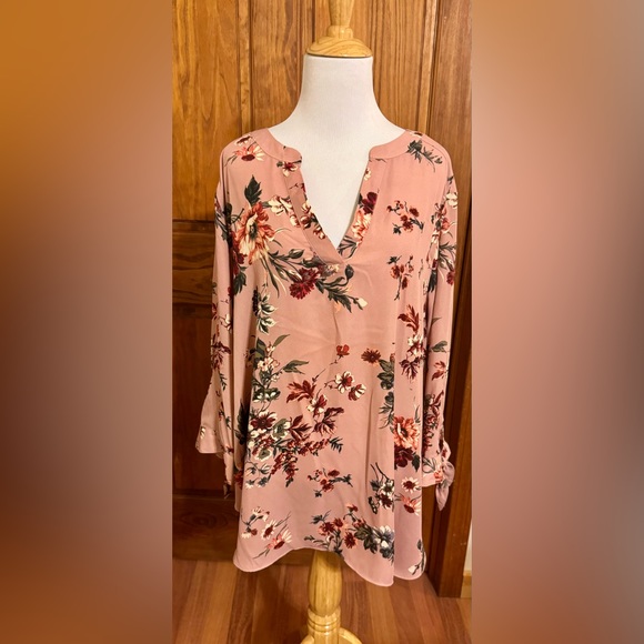 Zac & Rachel Tops - Zac & Rachel Women’s 3X coral pink with flowers blouse. EUC ties at the wrists.